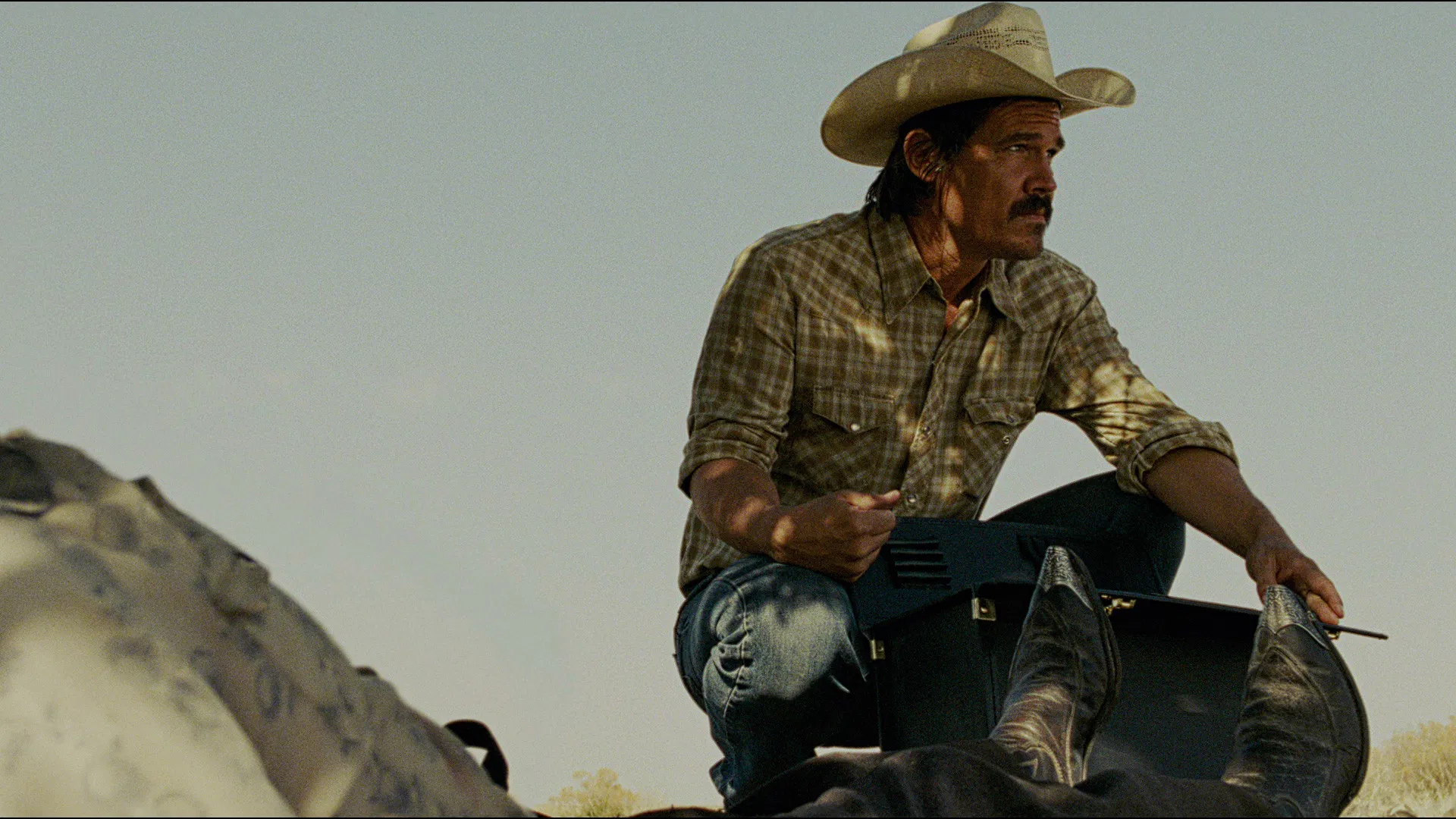 No-Country-for-Old-Men-2007 | movievia.com 6 essential neo-western films that capture Yellowstone’s grit - Movievia